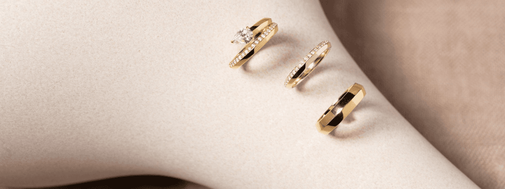 Gold bands in detail
